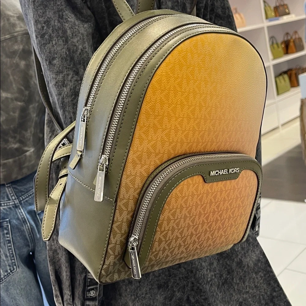 MICHAEL KORS Jaycee Medium Ombré Signature Logo Backpack
Olive Combo
NWT - Picture 15 of 16